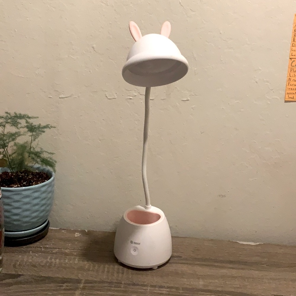 very cute little bunny desk lamp!